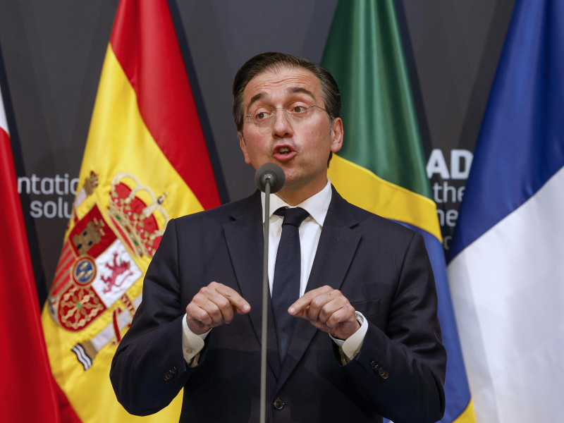 El ministro de Asuntos Exteriores, Unión Europea y Cooperación, José Manuel Albares, realiza declaraciones a los medios con motivo de la reunión que los ministros de Exteriores de países árabes y europeos mantienen este domingo en Madrid en el contexto del llamado Grupo de Madrid