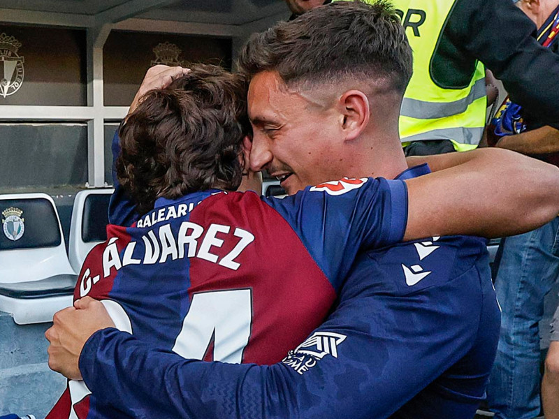 Carlos Álvarez celebra el gol de la victoria y del ascenso del Levante a Primera División