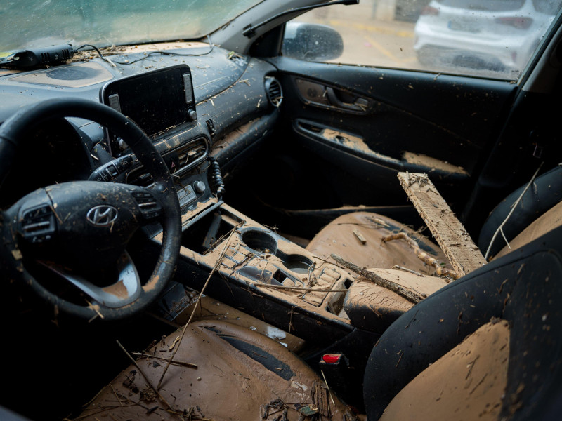 El interior de un coche cubierto de barro en las calles de la ciudad.
