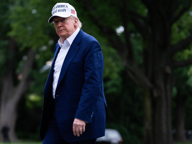 El presidente de Estados Unidos, Donald Trump, cruza el jardín sur tras salir del Marine One en la Casa Blanca en Washington, D.C.