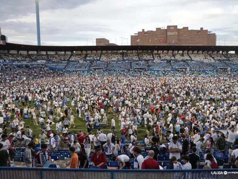 Invasión de campo tras el encuentro en la despedida de La Romareda