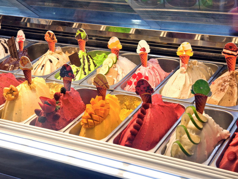 Una heladería ofrece helados de diferentes sabores