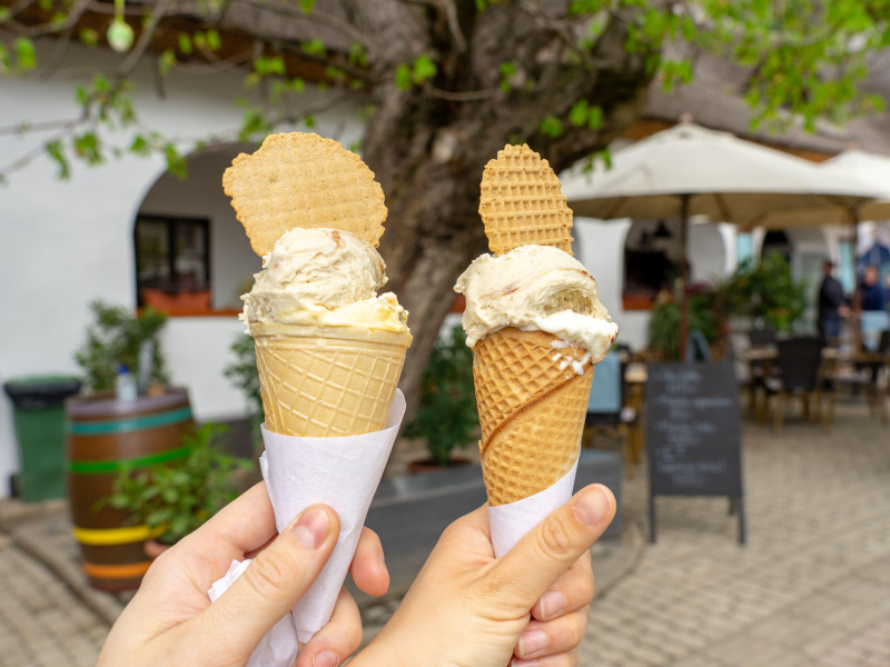 Una pareja muestra dos helados que acaba de comprar