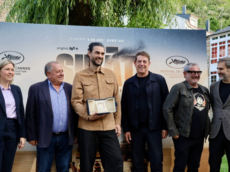 Oliver Laxe, acompañado polo alcalde de Navia de Suarna e o protagonista do filme Sergi López, no acto previo á estrea da película