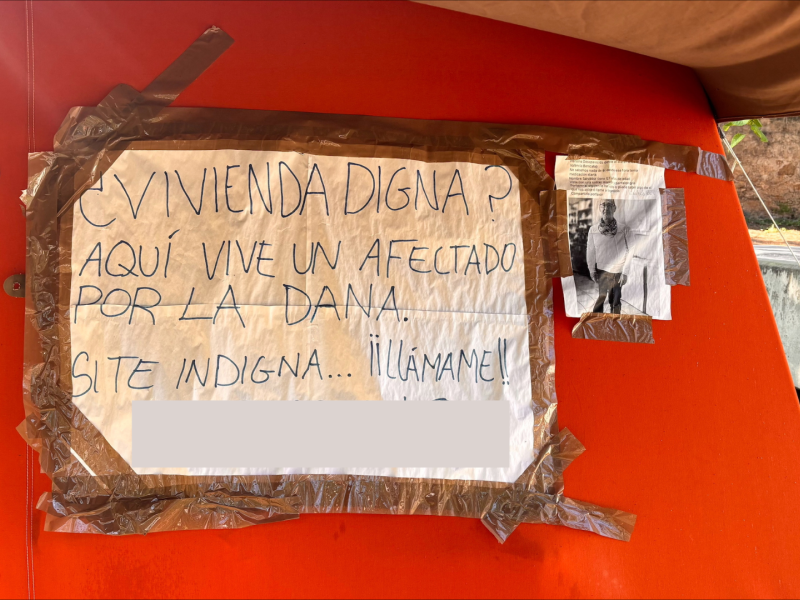 Cartel en la puerta de la tienda de campaña
