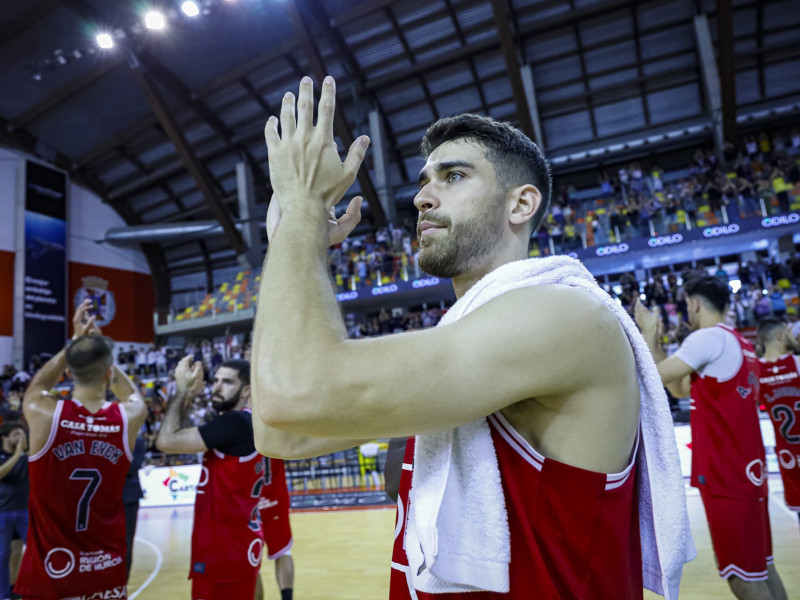 Jordan Rogers aplaude al público