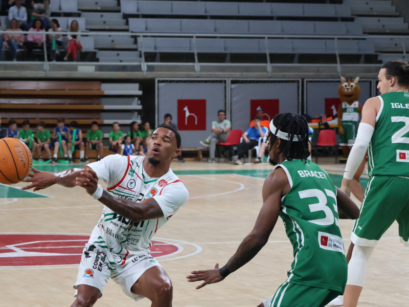 Franco Miller pasa la pelota a un compañero en Huesca