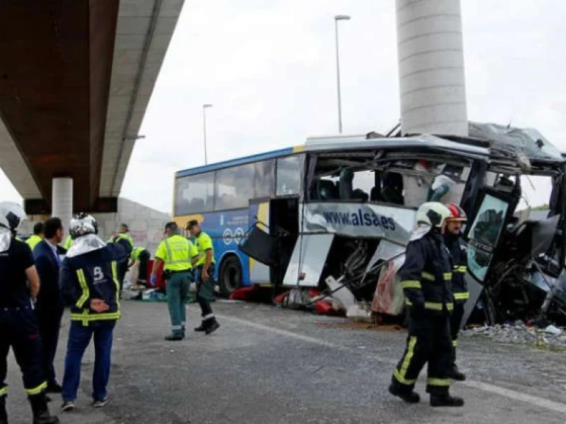 Autobús de Alsa accidentado en Avilés