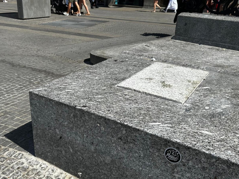 Uno de los bancos de la Puerta del Sol que han sido canjeados, es decir, vaciados para albergar uno de los mástiles que sostendrá estas lonas