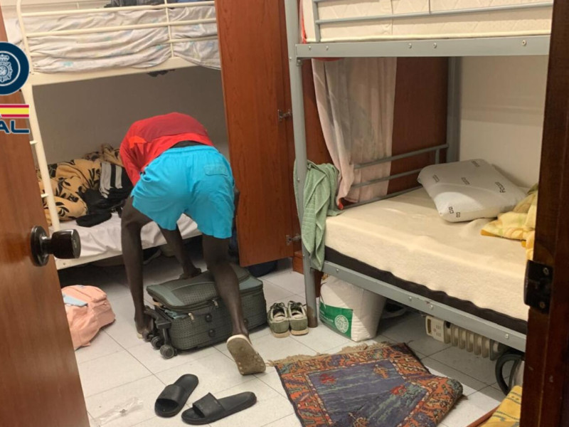 Los inquilinos del hostal ilegal de Parque Roma recogen sus pertenencias durante el desalojo