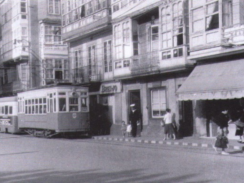 Tranvía en la calle de la Iglesia, en Ferrol, año 1959, Foto J.H. Price – fondo Buxa