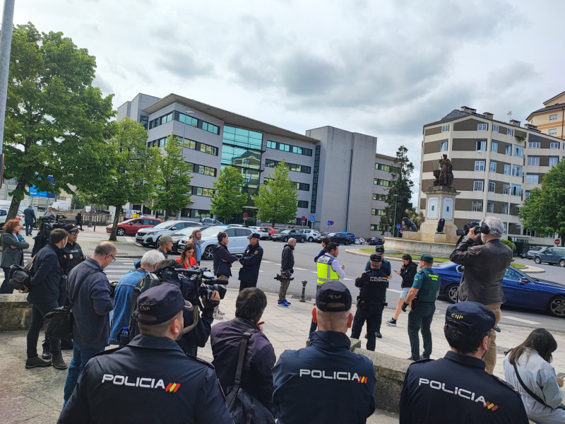 Efectivos de la Policía Nacional y la Guardia Civil a las puertas de la Audiencia Provincial de Lugo