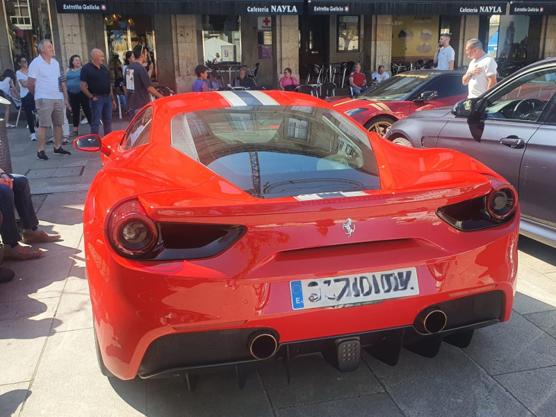 Vecinos del pueblo calculan el valor del Ferrari
