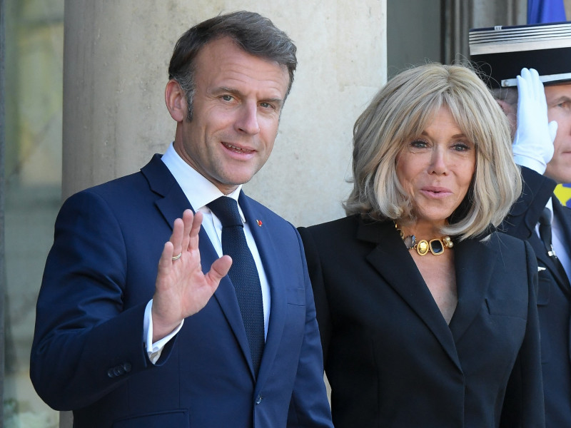 Polémicas imágenes de Macron y su mujer: los dos movimientos que delatan si se trata de una broma o una bofetada