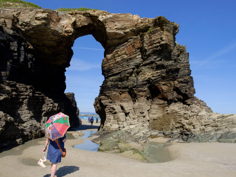 Un paseo por la Playa de las Catedrales con marea baja, Ribadeo, Lugo