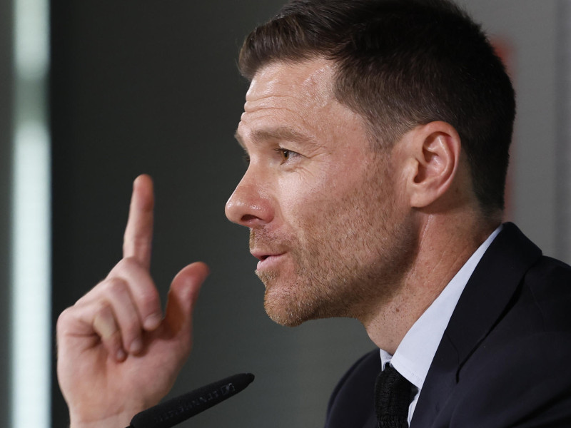 El exjugador del Real Madrid Xabi Alonso es presentado como nuevo entrenador del equipo este lunes en Madrid