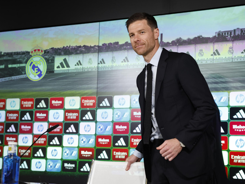 El exjugador del Real Madrid Xabi Alonso es presentado como nuevo entrenador del equipo este lunes en Madrid
