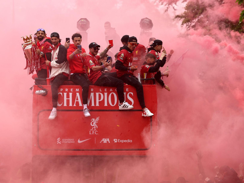Los jugadores del Liverpool celebran con los aficionados durante el desfile de la victoria del equipo en Liverpool.