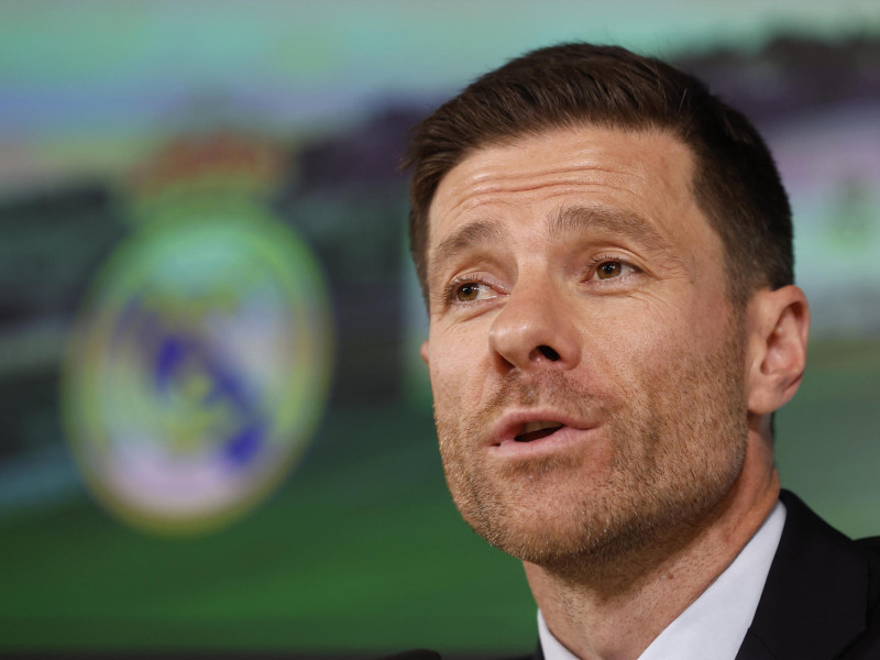 El exjugador del Real Madrid Xabi Alonso es presentado como nuevo entrenador del equipo este lunes en Madrid