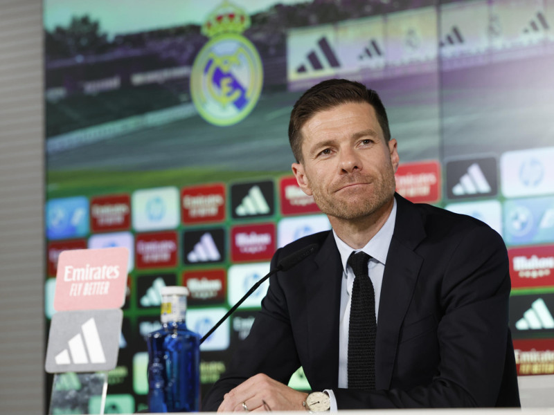 El exjugador del Real Madrid Xabi Alonso es presentado como nuevo entrenador del equipo este lunes en Madrid
