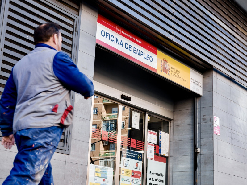 Un hombre pasa por una oficina del SEPE
