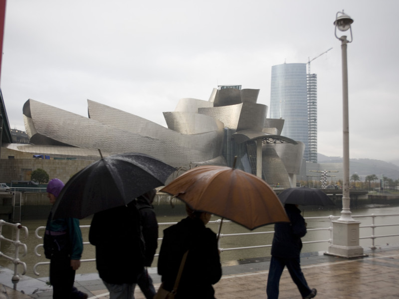 Museo Guggenheim de Bilbao bajo la lluvia