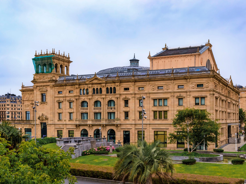 Horizonte de la ciudad con el Teatro Victoria Eugenia Antzokia, un edificio emblemático de Donostia San Sebastián en un día nublado