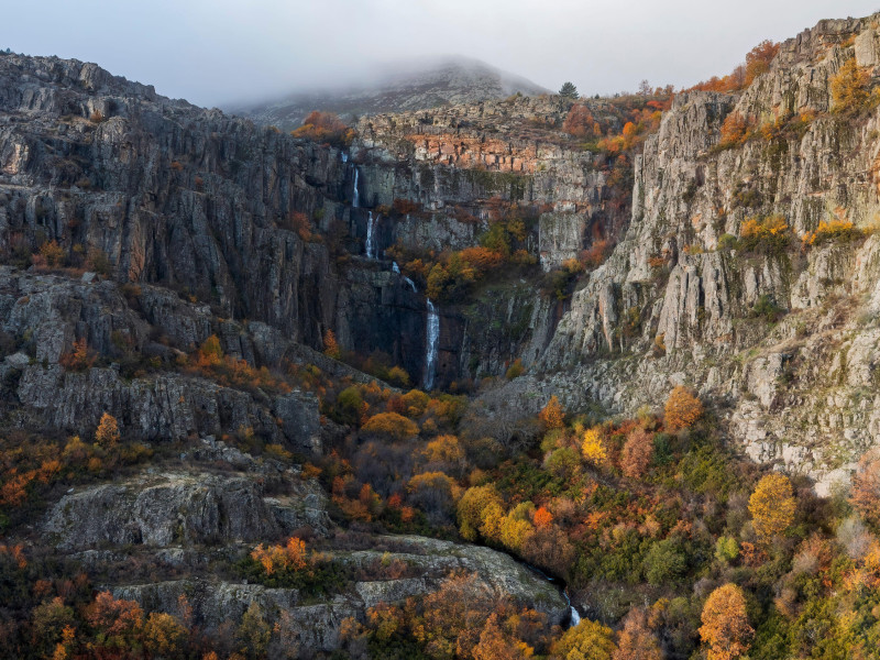 Una serena vista otoñal de la Cascada Despenalagua en Valverde de los Arroyos, Guadalajara