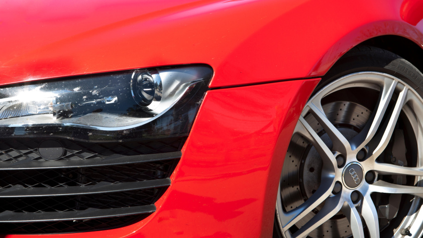 La rueda y el faro de un coche en España