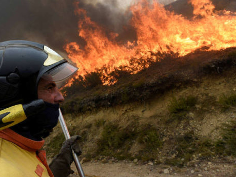 Brigadista trabajando en un incendio en Galicia