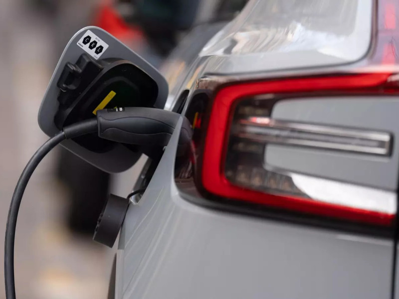 Un coche eléctrico cargando en un punto de recarga eléctrica