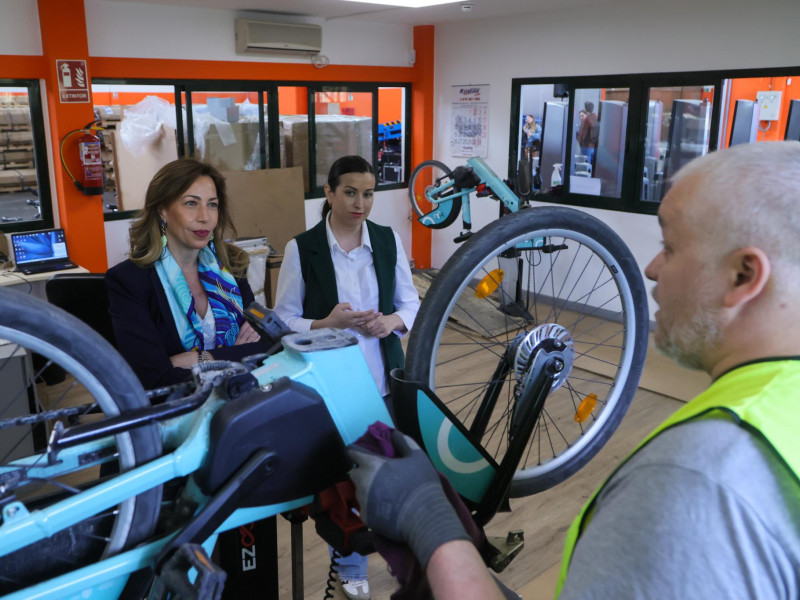 La alcaldesa ha visitado esta mañana las instalaciones de la empresa SERVEO.