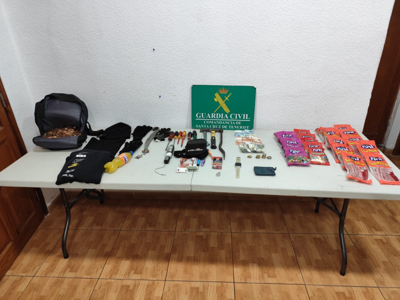 Material requisado a los presuntos delincuentes de Tacoronte