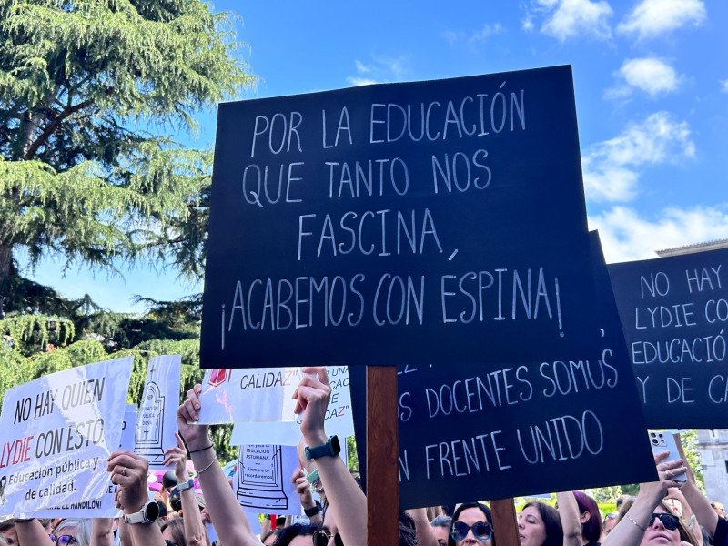 Profesores y familias exigen la dimisión de la consejera, Lydia Espina
