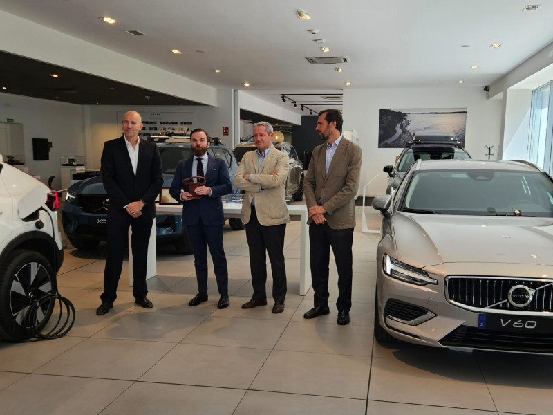 Alberto Sánchez recibe el premio a Mejor Concesionario Volvo 2024