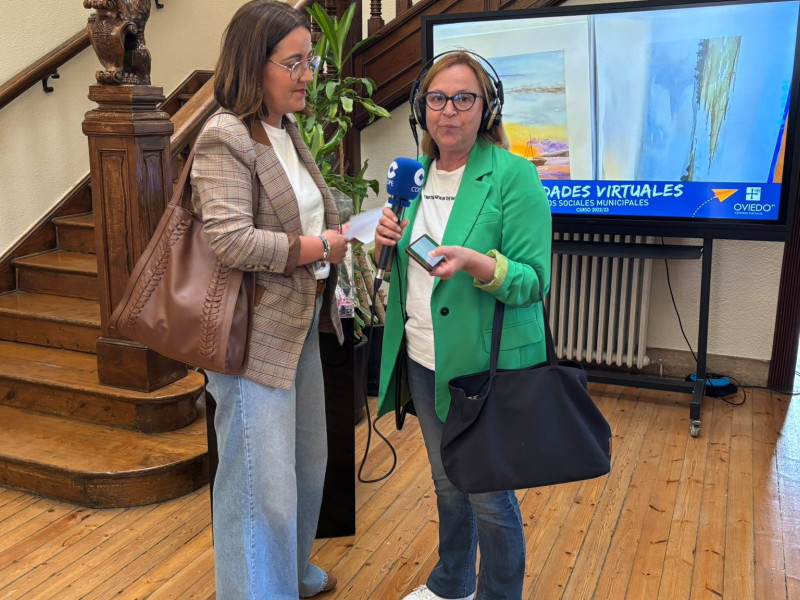 Covadonga Díaz, concejala de Centros Sociales, durante la inauguración de la XVI Exposición de Trabajos Artesanales