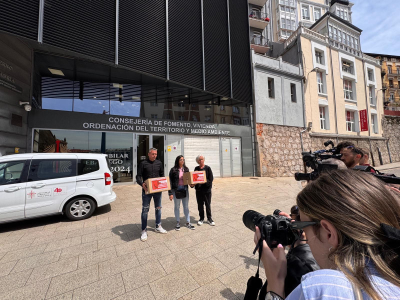 Los padres de los fallecidos a las puertas de la Consejería de Fomento