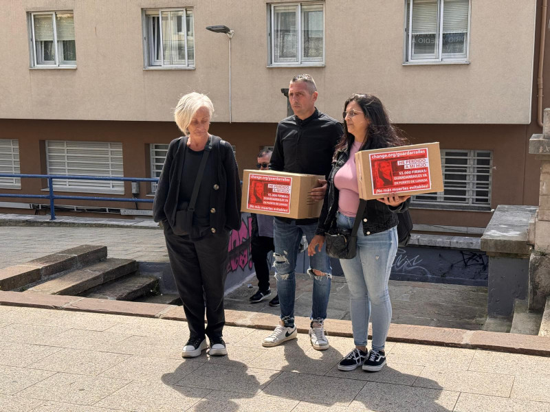 Los padres de los fallecidos a las puertas de la Consejería de Fomento