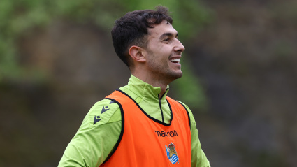 Zubimendi sonríe durante una sesión de trabajo en Zubieta