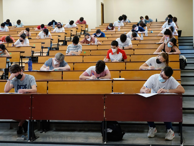 Estudiantes realizan un examen de selectividad en la Facultad de Medicina. Comienzan las pruebas de acceso a la universidad en Andalucía.