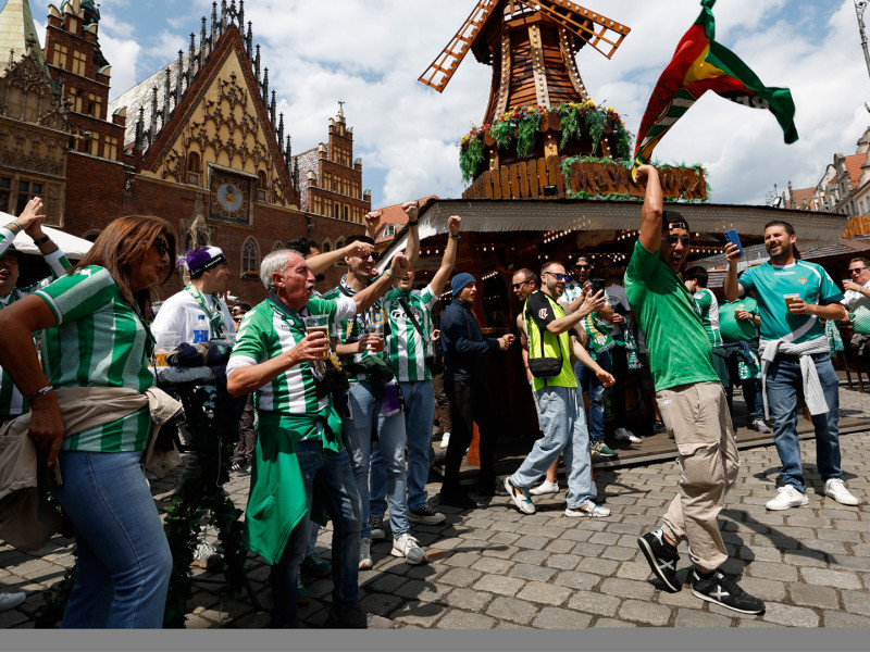 Aficionados del Betis en la Plaza Solny de Breslavia (Polonia) cantan y beben un día antes de la final de la Conference League