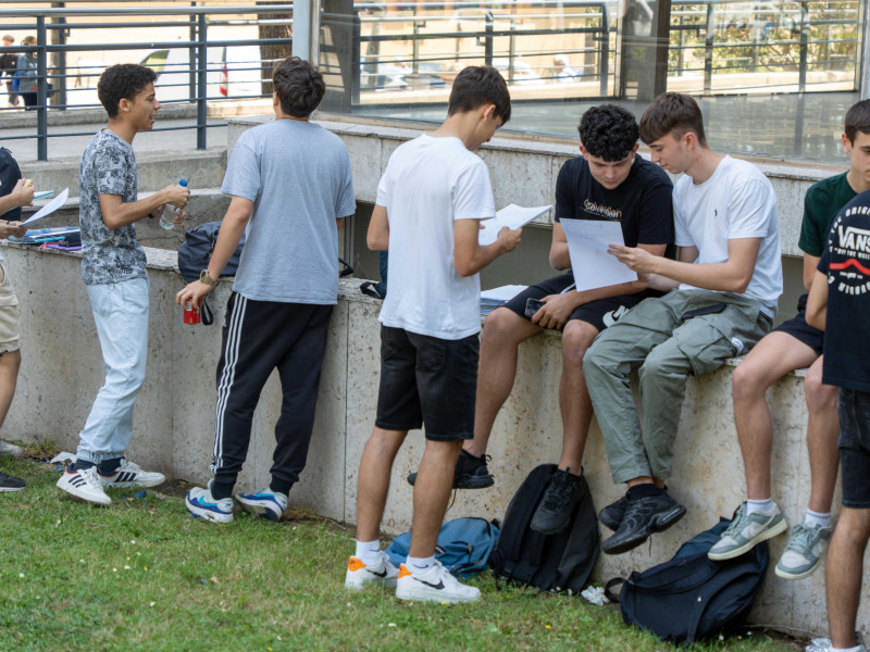 Los estudiantes españoles comienzan las convocatorias de las pruebas de acceso a la universidad, conocidas como «selectividad» o PAU. En Cataluña, más de 45.000 jóvenes se presentarán a este examen.