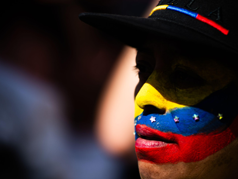 Manifestantes participan en manifestaciones organizadas por la oposición contra la toma de posesión de Nicolás Maduro como presidente desde 2013, en Bogotá, Colombia.