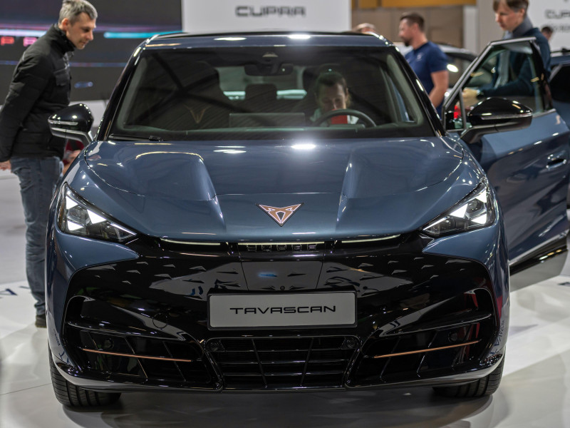 El Cupra Tavascan, coche totalmente eléctrico, se estrena en un salón del automóvil, modelo 2024