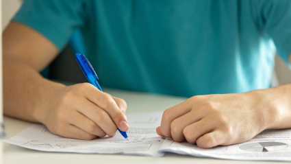 Niño de primaria, preparándose para los exámenes de secundaria