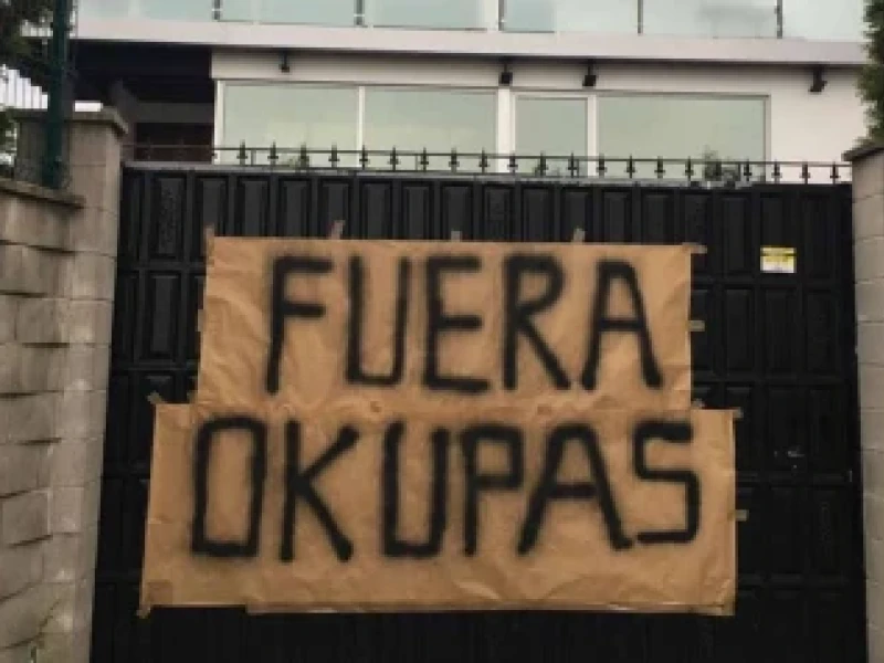 Cartel de protesta por los okupas