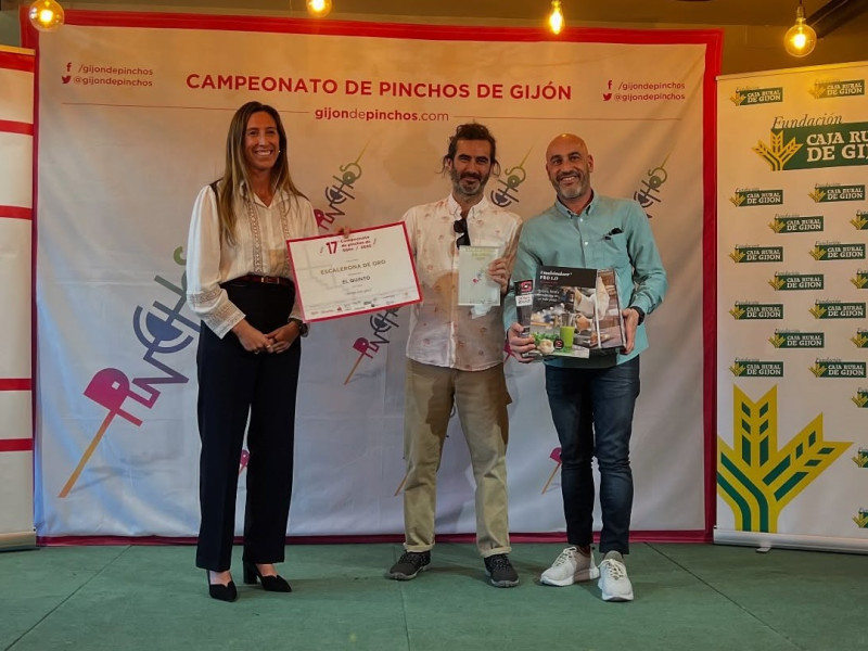 Entrega de la Escalerona de Oro a El Quinto, ganador del XVII Gijón de Pinchos