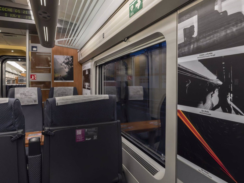 La exposición 'Caminos de Hierro', una mirada fotográfica al mundo del ferrocarril, en el AVE.