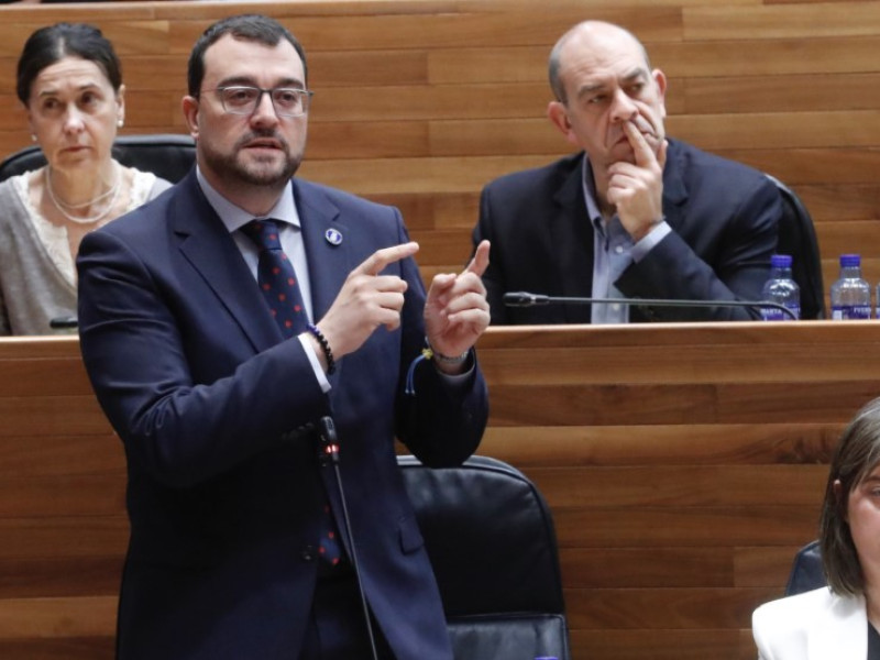 Adrián Barbón en la Junta General del Principado