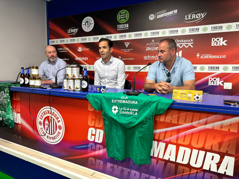 Rubén Checa, de ELA Extremadura, y los organizadores del partido, Tete e Ito